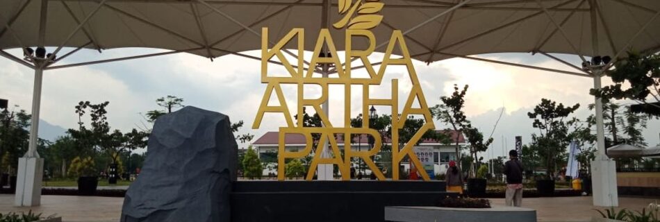 Kiara Artha Park adalah destinasi wisata yang mengusung konsep taman modern dengan luas sekitar 2,9 hektar.