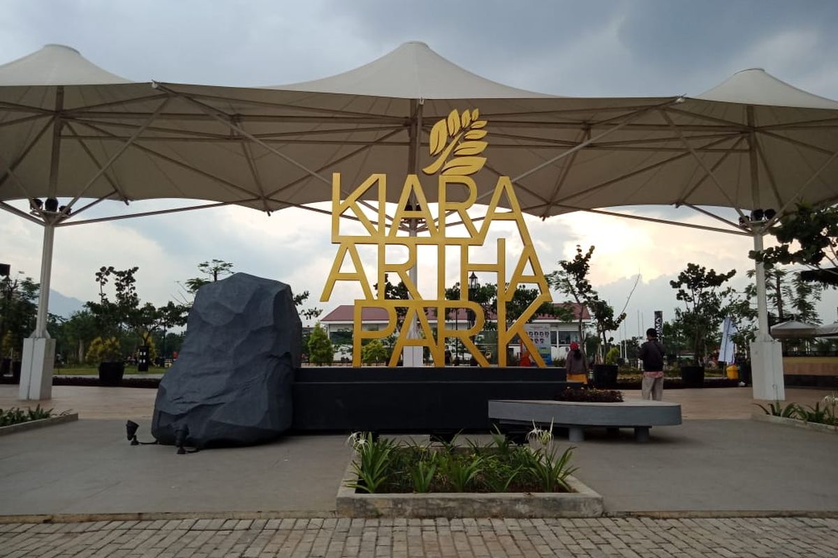 Kiara Artha Park adalah destinasi wisata yang mengusung konsep taman modern dengan luas sekitar 2,9 hektar.