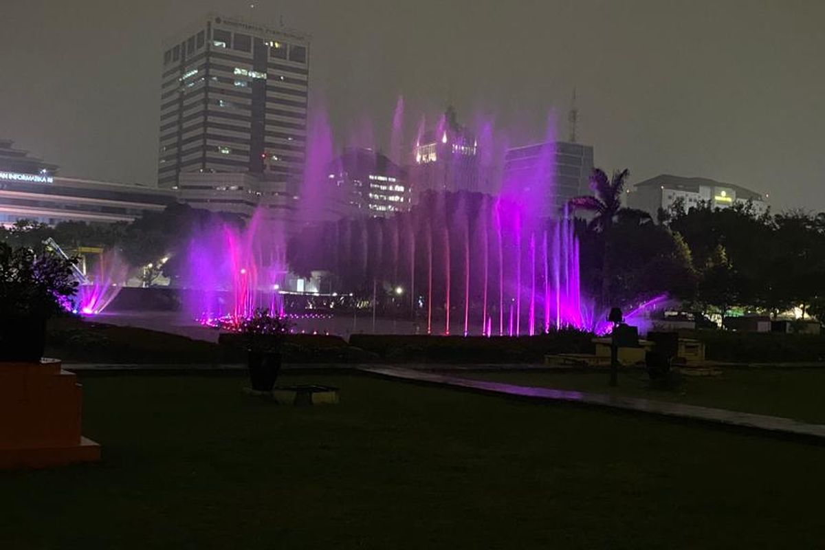 Monumen Nasional (Monas) kini menawarkan pengalaman wisata malam yang menarik selama musim liburan akhir tahun 2024.