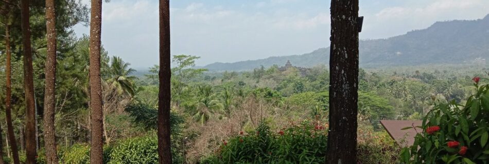 Saat mengunjungi Magelang, Jawa Tengah, jangan lewatkan kesempatan untuk bersantai sambil menikmati matahari terbit di Bukit Dagi.