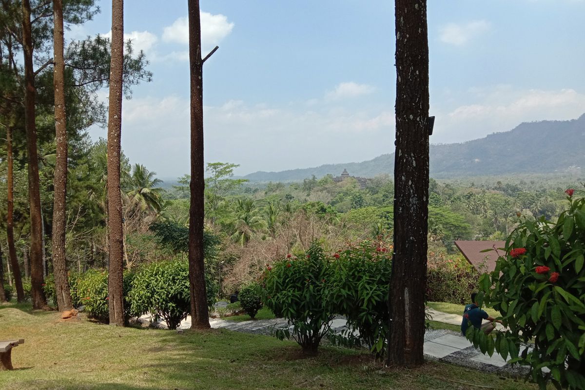 Saat mengunjungi Magelang, Jawa Tengah, jangan lewatkan kesempatan untuk bersantai sambil menikmati matahari terbit di Bukit Dagi.