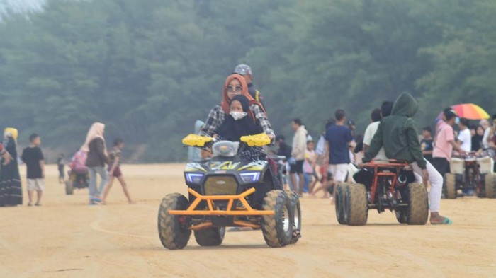 Pantai Slopeng yang terletak di Kabupaten Sumenep, Madura, menjadi salah satu pilihan utama bagi wisatawan yang ingin menikmati liburan santai bersama keluarga atau teman. Pantai ini berjarak sekitar 21 kilometer dari pusat kota Sumenep.