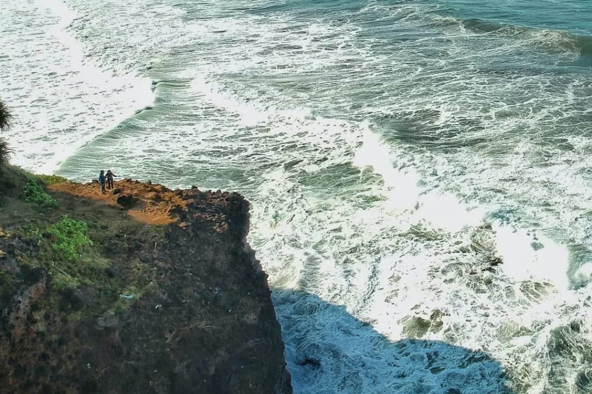 Puncak Guha: Menikmati Pemandangan Laut dari Tebing Tinggi di Garut