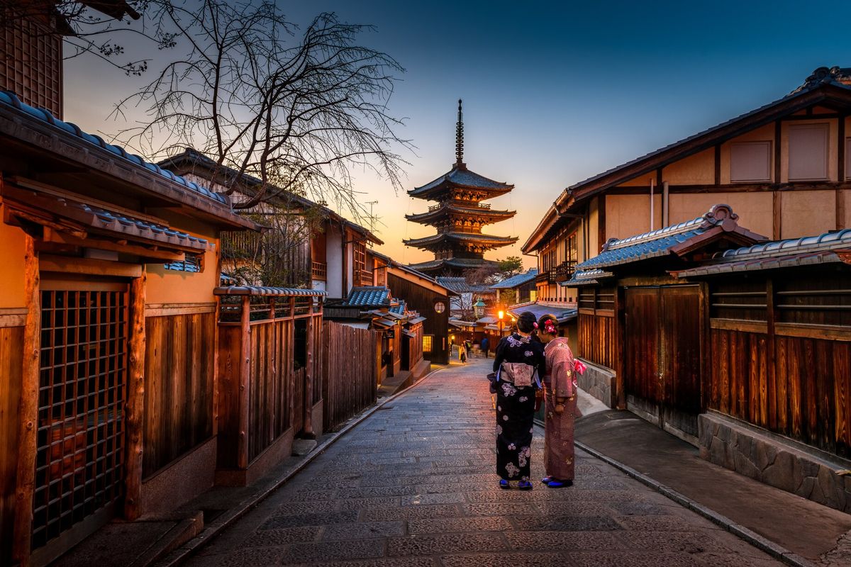 Pemerintah Kota Kyoto, Jepang, mengumumkan rencana untuk menaikkan pajak hotel dan akomodasi lainnya hingga maksimal 10.000 yen (sekitar Rp 1,03 juta) per orang per malam mulai tahun 2026.