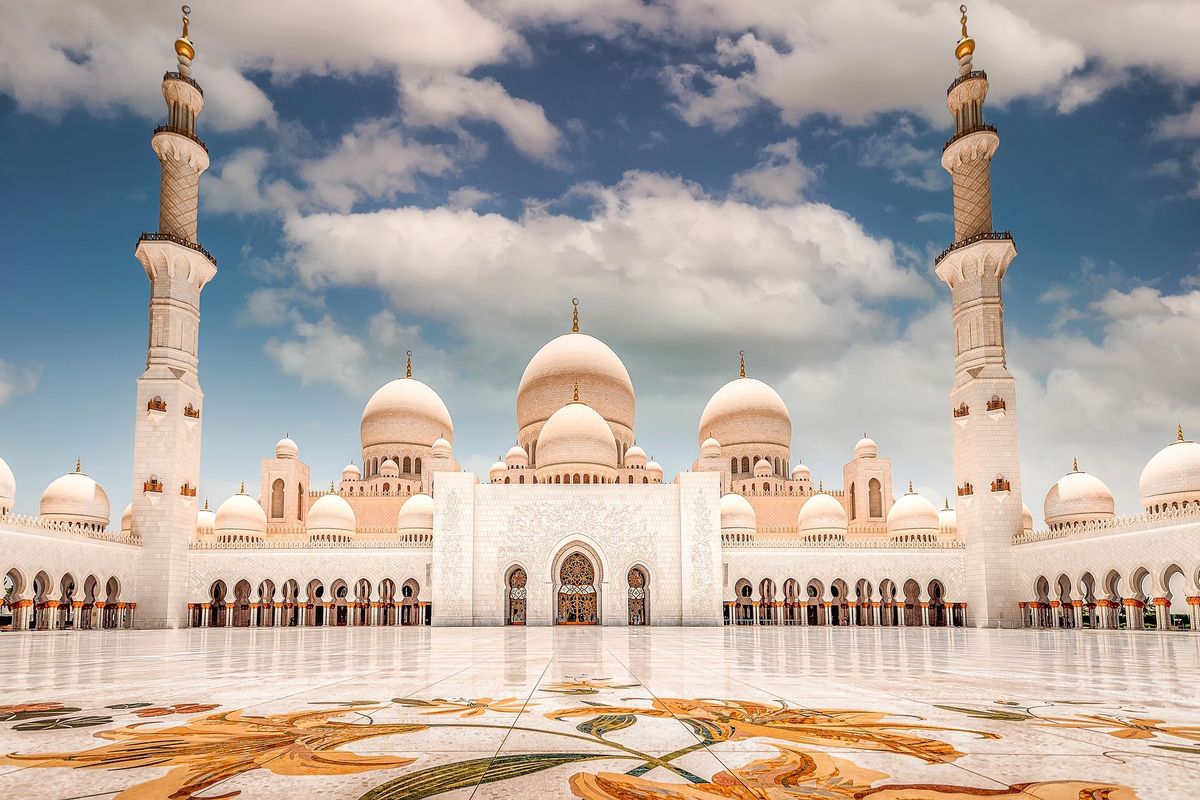 Masjid Raya Sheikh Zayed di Solo berhasil mencatatkan diri sebagai destinasi wisata dengan jumlah pengunjung terbanyak pada tahun 2024, mengalahkan Kota Lama Semarang.