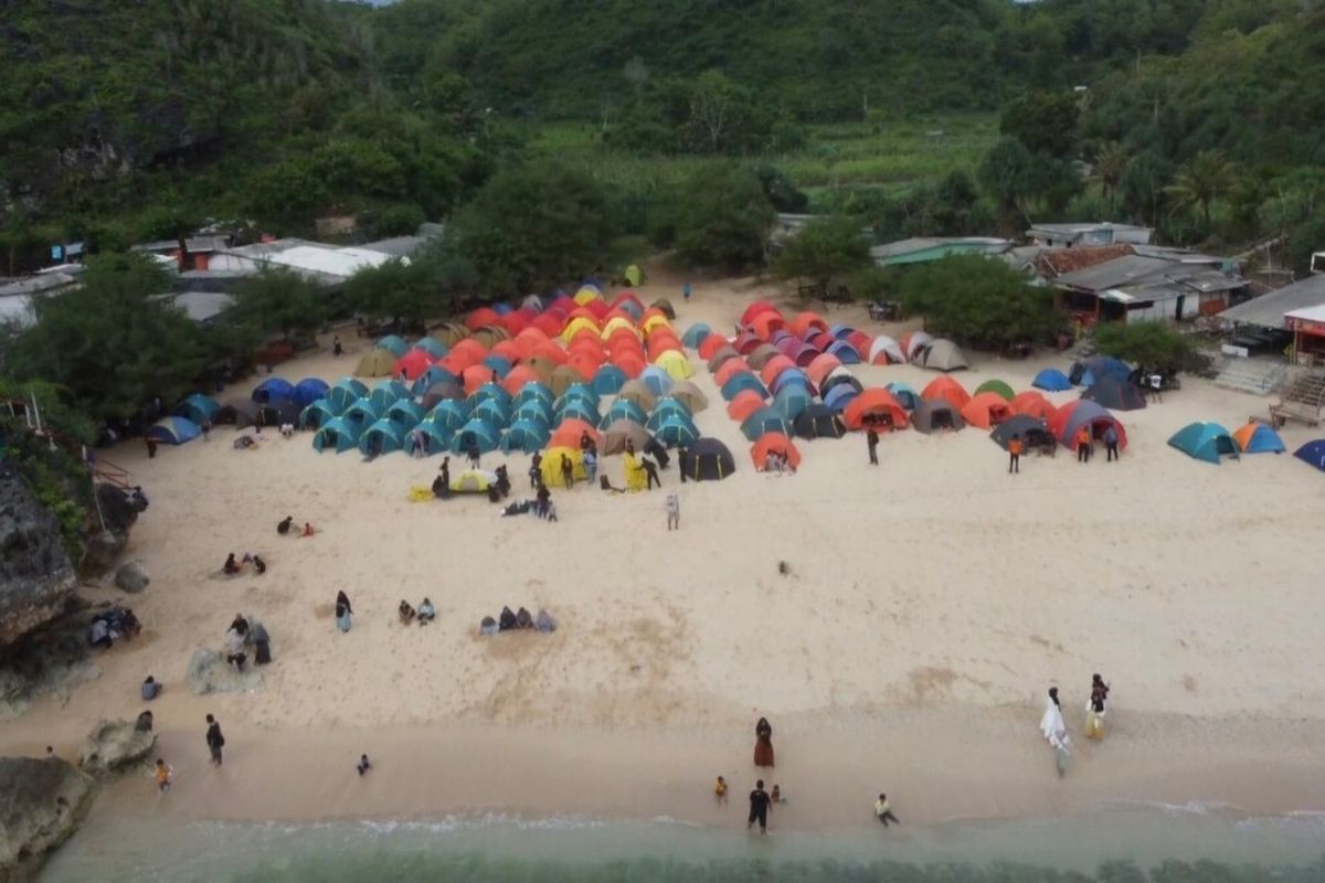 Pada Malam Tahun Baru 2025, ratusan wisatawan memilih untuk berkemah di sejumlah pantai di Kabupaten Gunungkidul, Daerah Istimewa Yogyakarta (DIY),