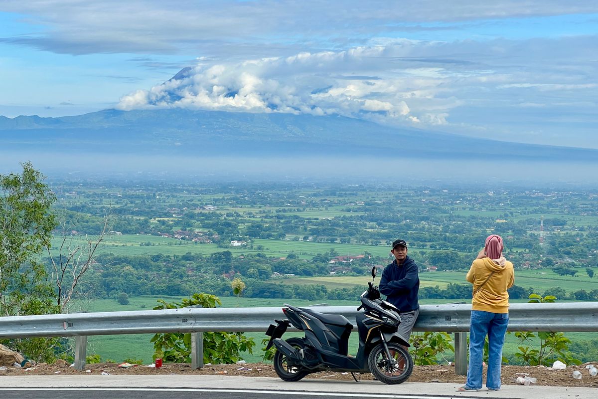 Jalan baru Clongop yang menghubungkan Kecamatan Gantiwarno di Klaten, Jawa Tengah, dengan Kecamatan Gedangsari di Gunungkidul, Daerah Istimewa Yogyakarta (DIY), kini telah selesai dibangun dan dapat dilalui.