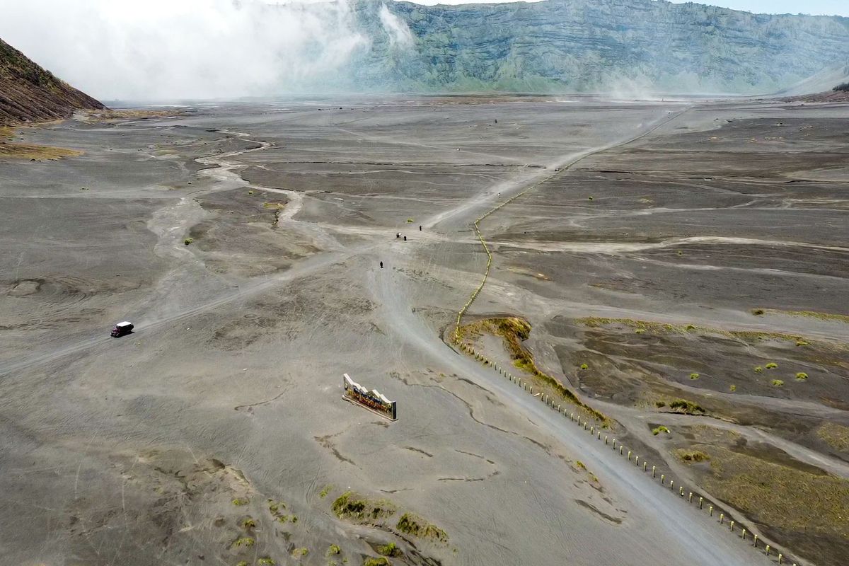 Belasan Ranjau Paku Ditemukan di Lautan Pasir Gunung Bromo, Satu Jip Jadi Korban