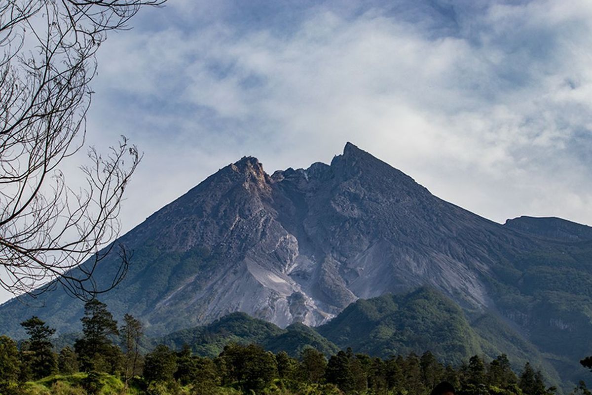 Empat Pendaki Ilegal Merapi Dikenai Sanksi Kerja Sosial Tiga Bulan