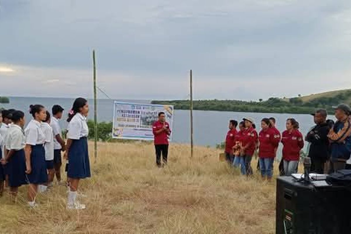 SMP Negeri 5 Sambi Rampas Gelar Pengumuman Kelulusan Unik di Teluk Nanga Lok
