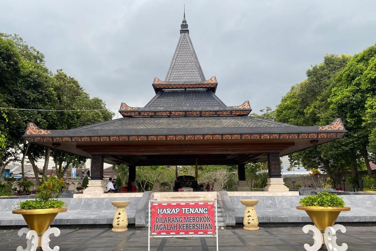 Kartika Sari Dewi Soekarno Ziarah ke Makam Bung Karno Setelah 55 Tahun